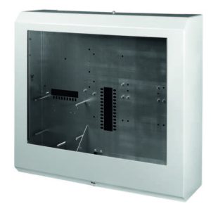 Caixa A2 para o sistema F1, tampa para máx. 96 LEDs de zona, espaço para máx. 6 loops / 24 linhas convencionais e 2 peças baterias 18 Ah / 12 V – B01405-00